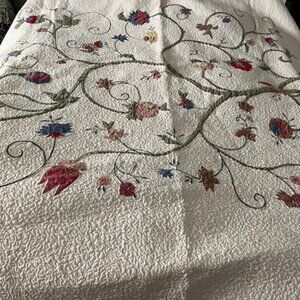 Vintage Bloomingdales Appliqued Floral Quilt~97x102